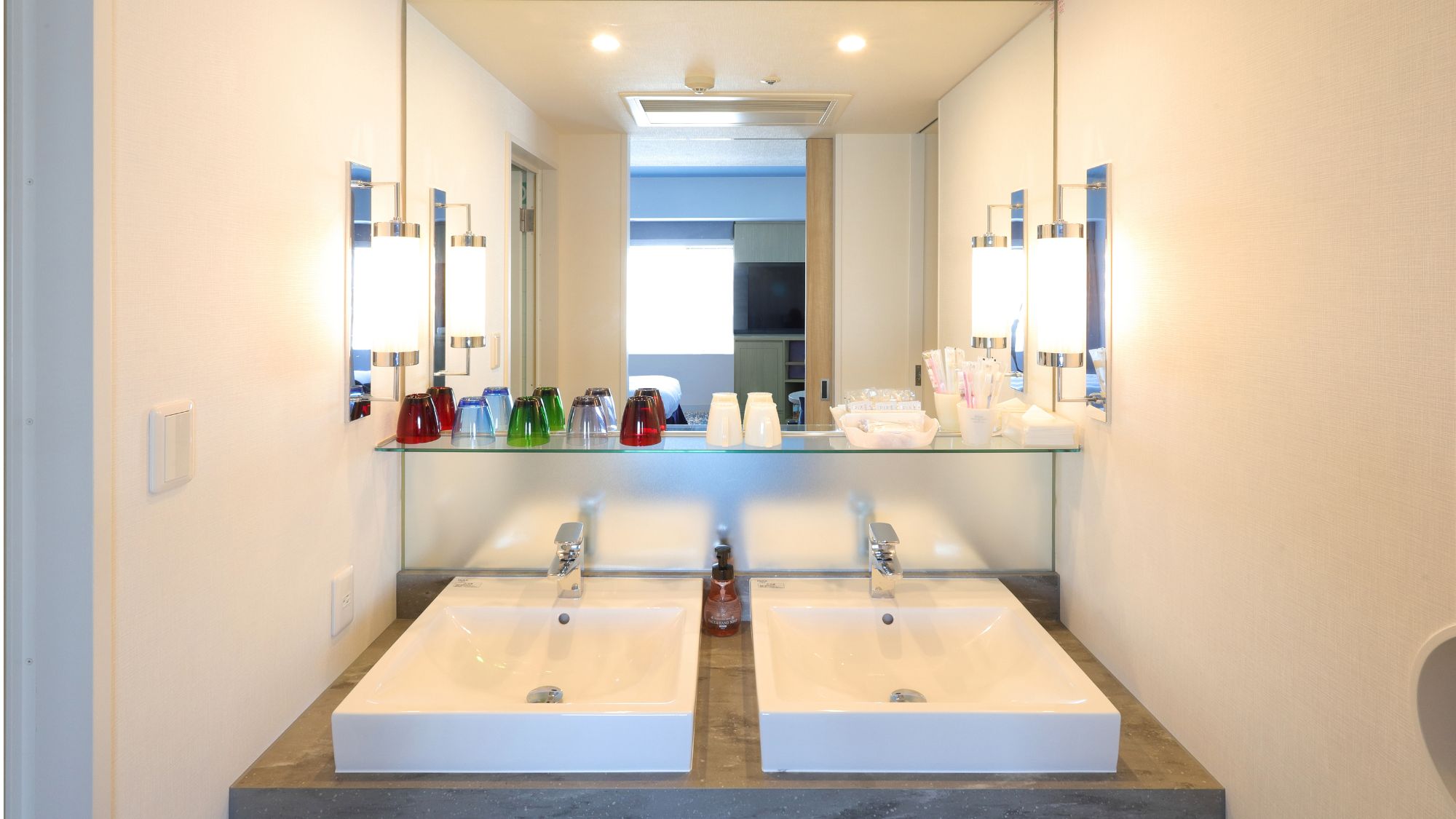 大人数でもゆったり使えるダブルボウル洗面台