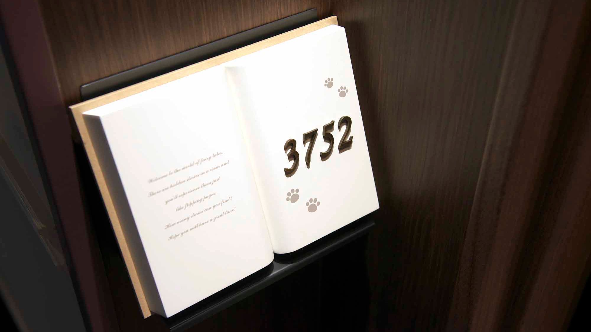 ルームサインも絵本をイメージ