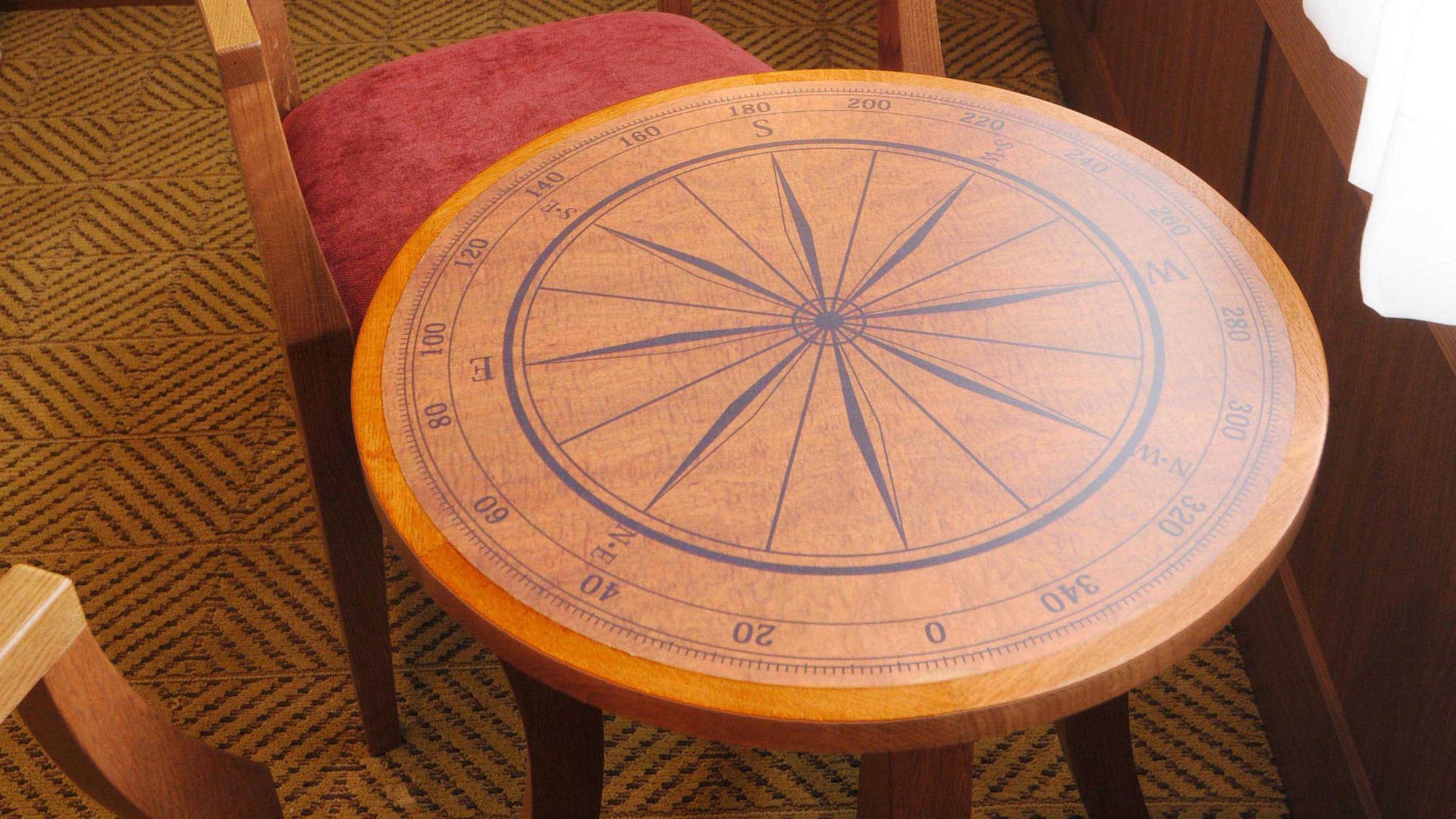 羅針盤をイメージしたテーブル