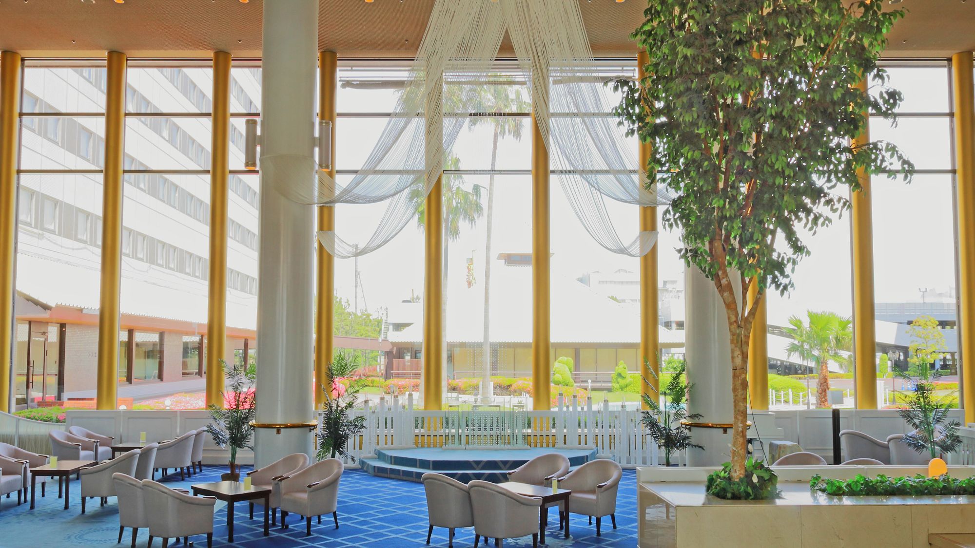 2階まで吹き抜けの明るいロビーラウンジ