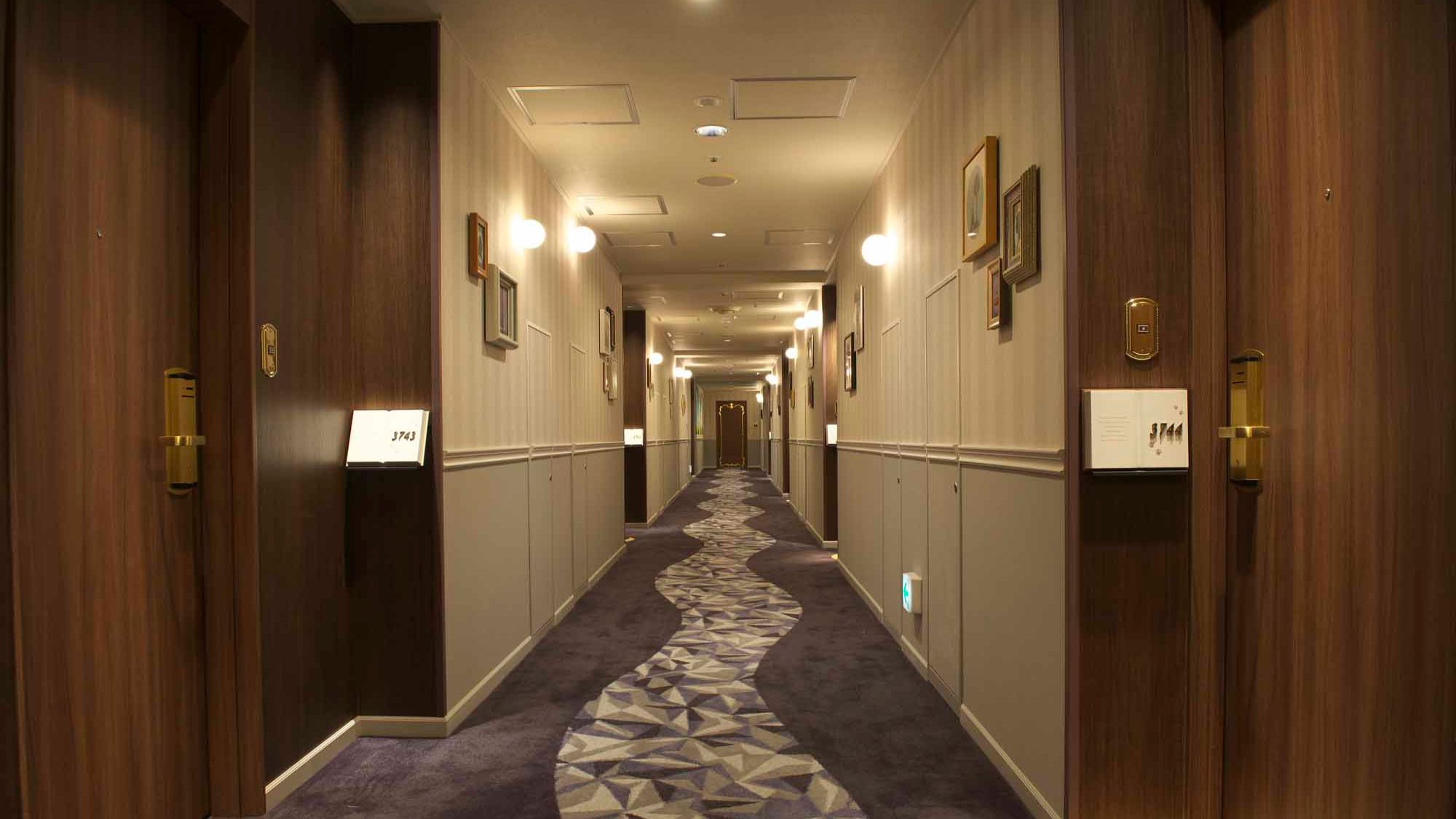 天の川をイメージした廊下には、絵本の挿絵のような切り絵も飾られています。