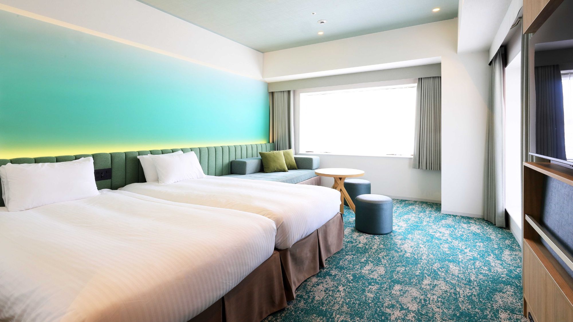  窓の外にはディズニーリゾート(R)の景色が広がる絶景のロケーション『コーナーコンフォートルーム』