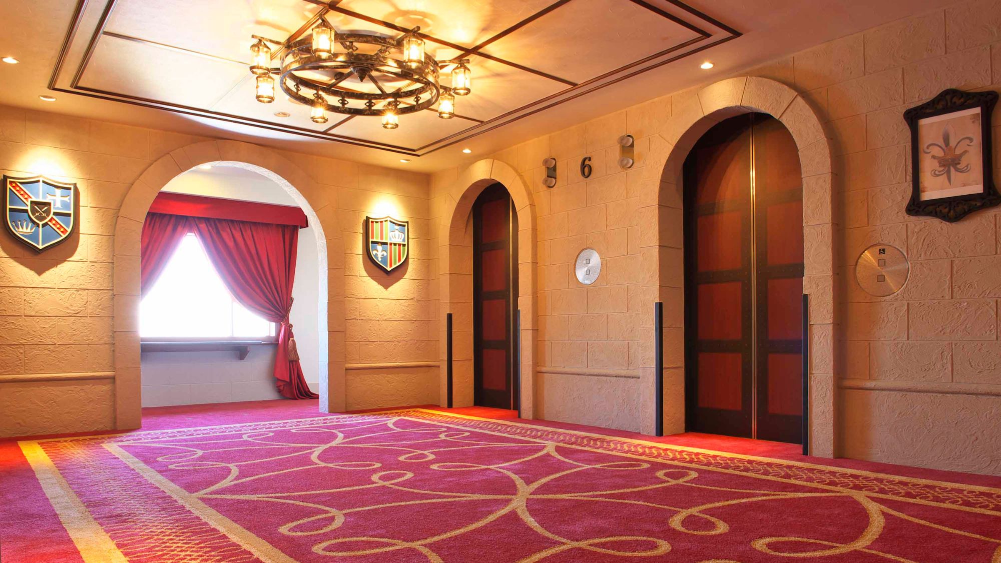 ホール正面の壁には馬車が描かれ、ゲストのみなさまをお迎えします。