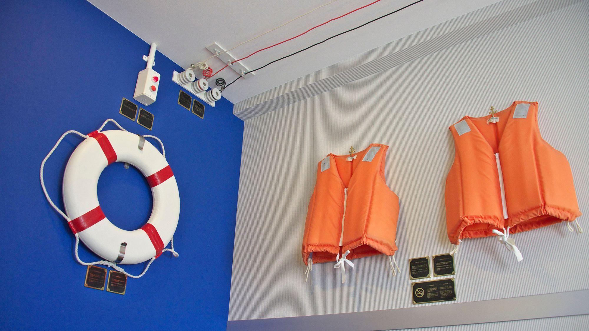 お部屋には緊急時に使用する「ライフジャケット」に「浮き輪」