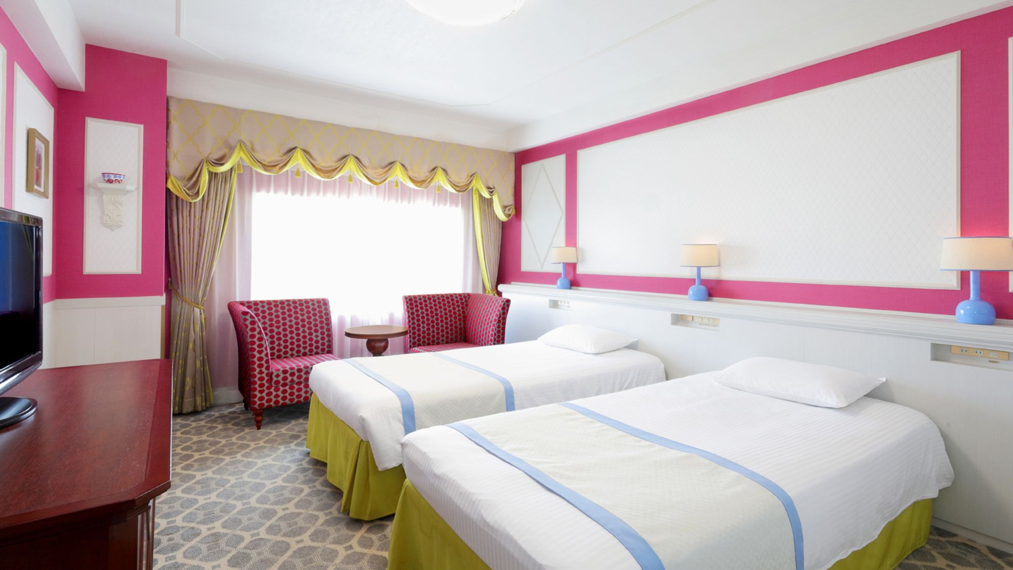 チェリーピンクとレモンイエローのポップカラーで彩られた『モデレートルーム(キャッスルスタイル)』