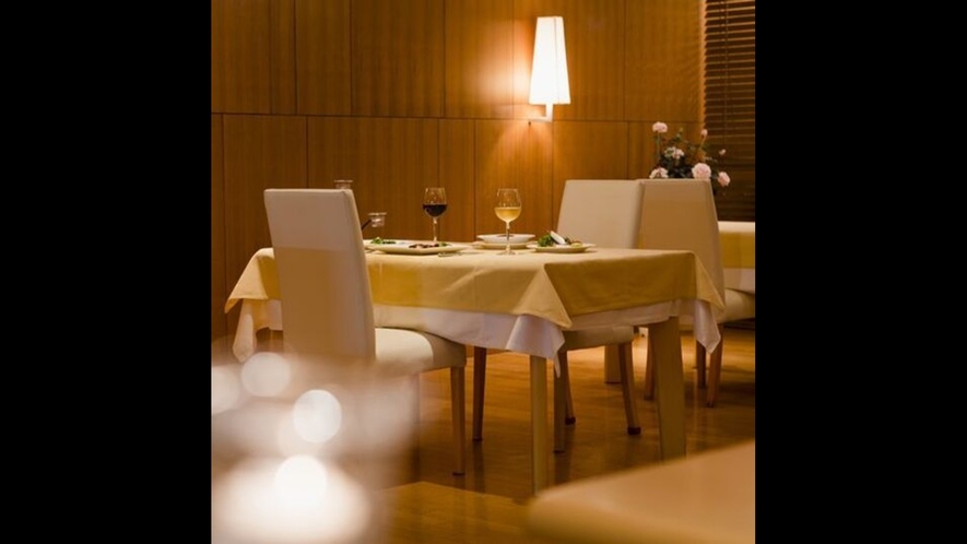 【レストラン】柔らかな照明の中、ゆっくりとお食事をお楽しみください。
