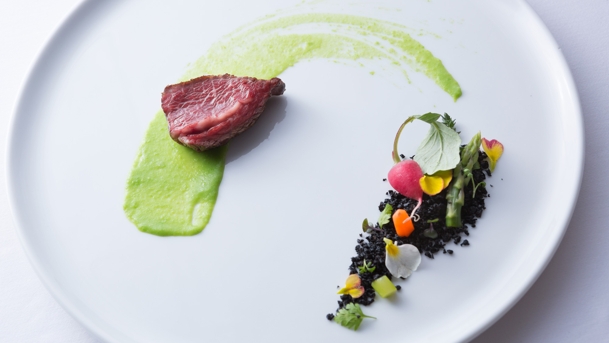 【夕食一例】緑・土・野菜。「皿の上の自然」を表現した一皿です。