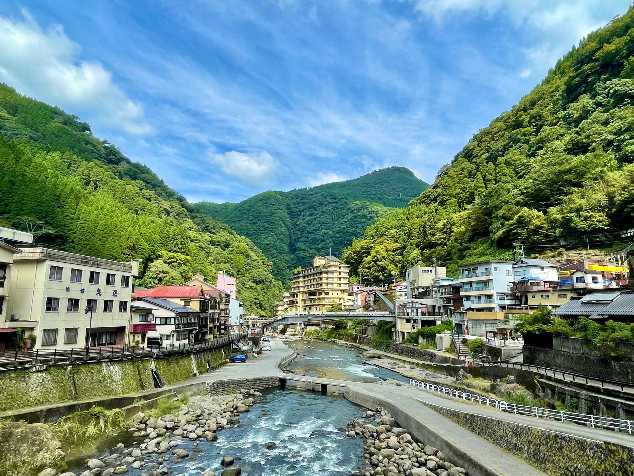 温泉の情緒と川沿いの景観を楽しめます