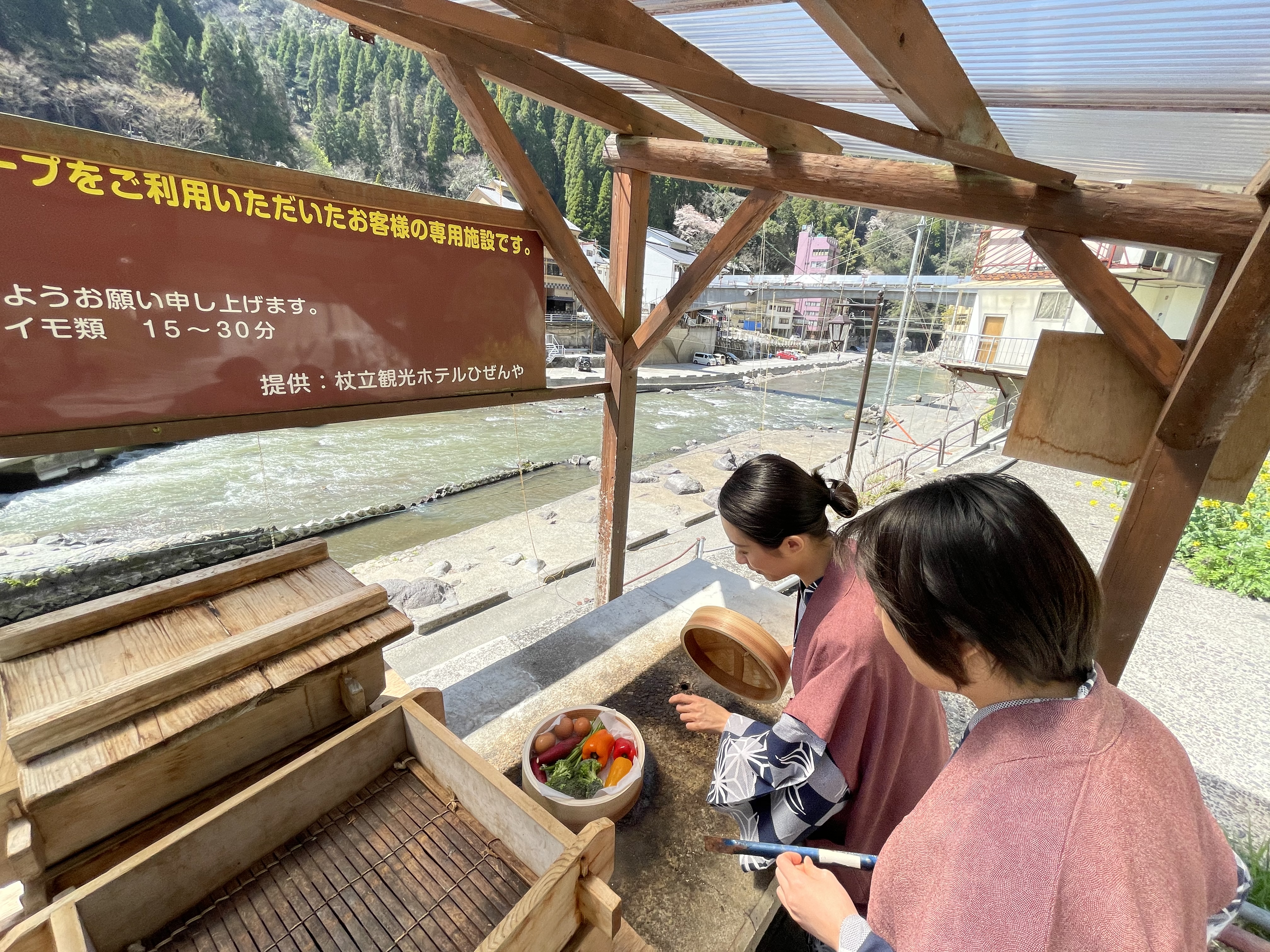 野菜などを持ってくると専用蒸し場でおいしく蒸し上げることができます