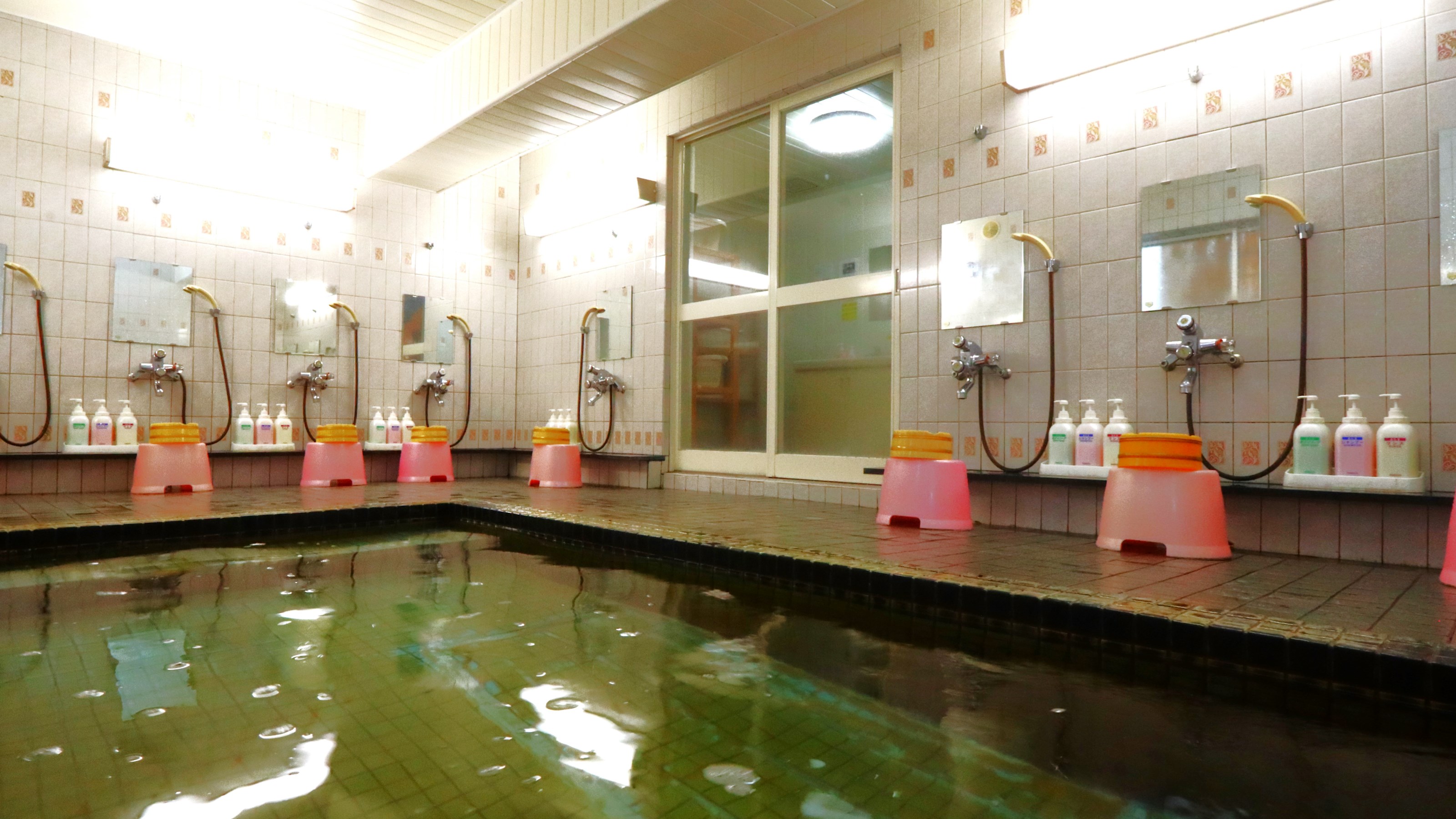 天然温泉「白馬栂池温泉」の大浴場です。 