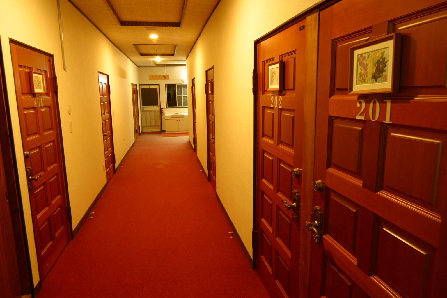 広々と清潔な廊下。