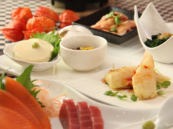 【前菜　五点盛り】信州サーモンも並びます。