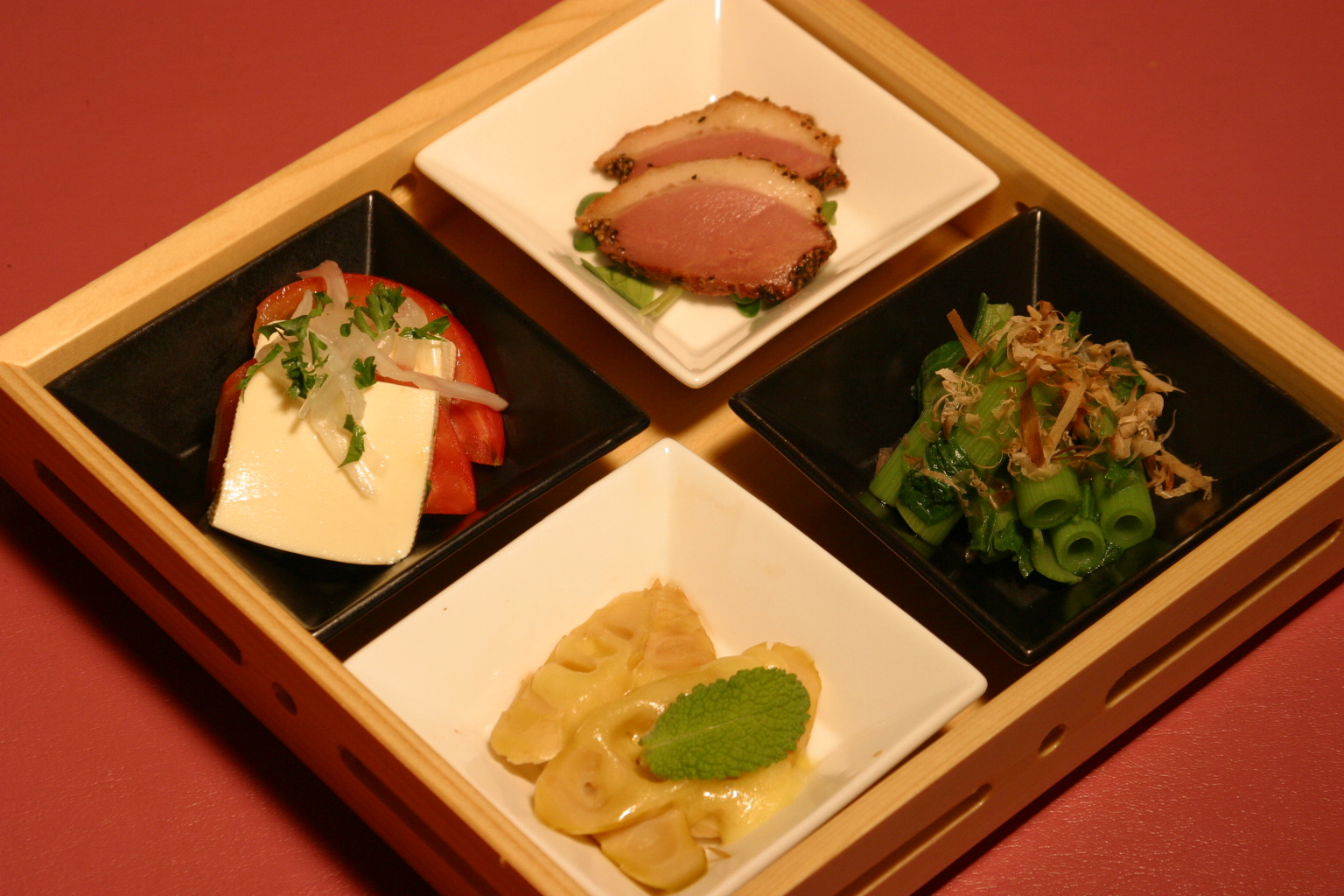 【夕食一例】色とりどりの前菜・四点盛り。