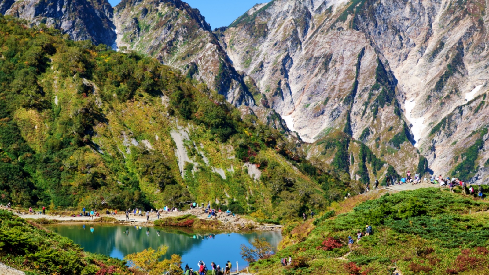 登山客でにぎわう八方池