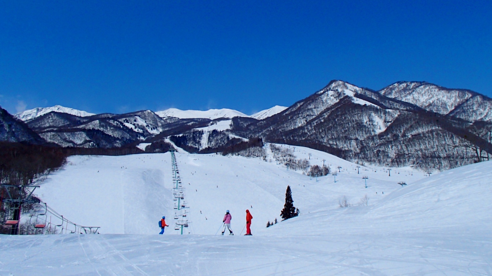 ホテル目の前は、広大なフィールドが人気の栂池高原スキー場♪
