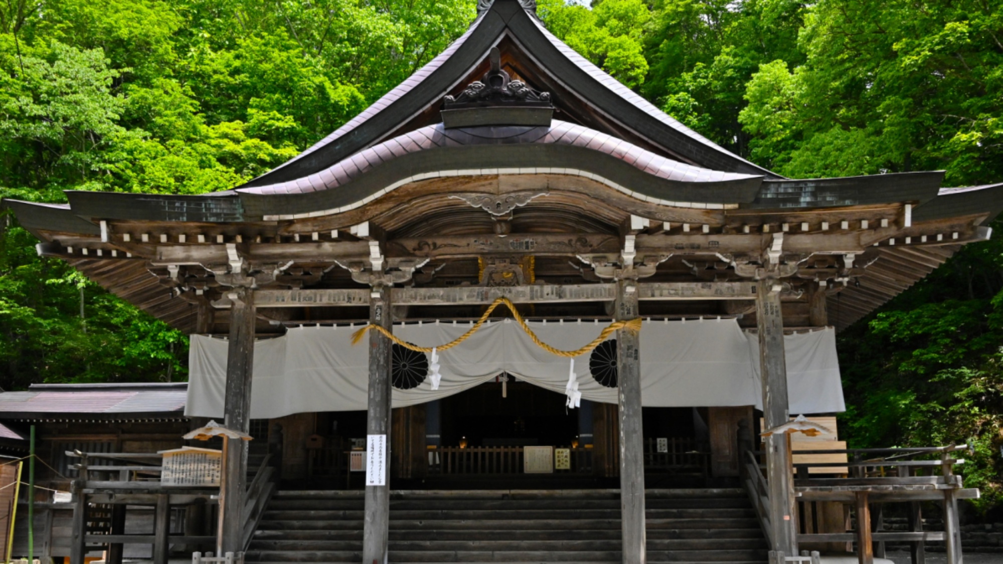 戸隠神社中社。当宿から車で約5分です。
