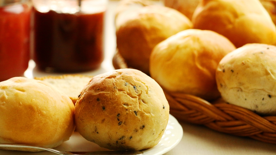 【朝食一例】ぴこ自慢の自家製パン！フワフワ出来立てをお召し上がりください。