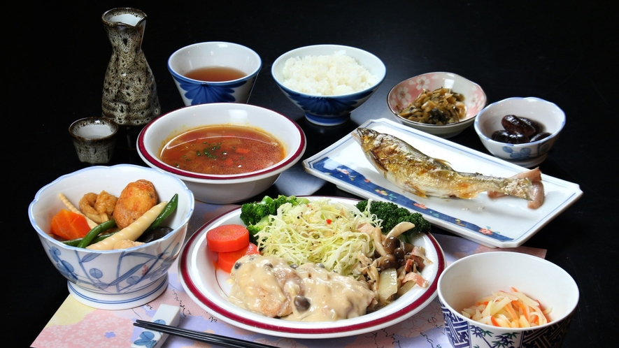 夕食◆肉料理が中心の和洋折衷のお食事をご用意しております