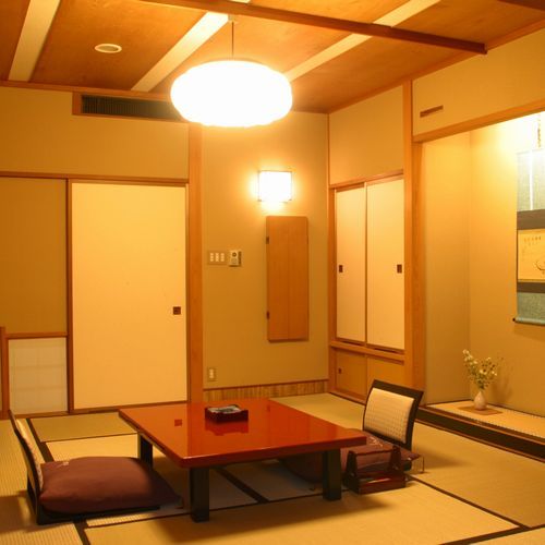 [Room: D type] A Japanese-style room with a pure Japanese style of 10 tatami mats. It is a guest room with a cypress bath.