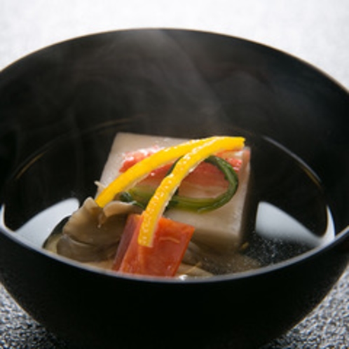 【椀物一例】 *厳選した月替わりの四季を感じる日本料理をお部屋でお楽しみ頂きます。