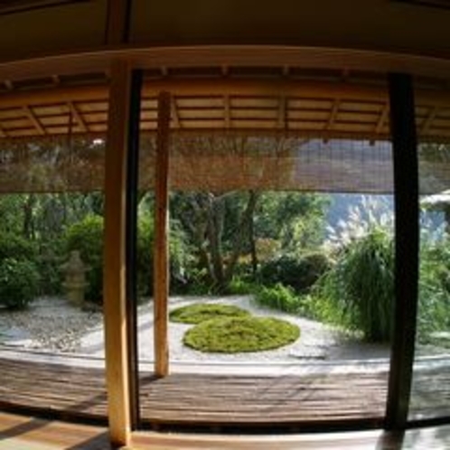 【お部屋より】 *広々とした窓から覗く開放的な日本庭園。眺めているとおのずと自分と向き合える庭です。