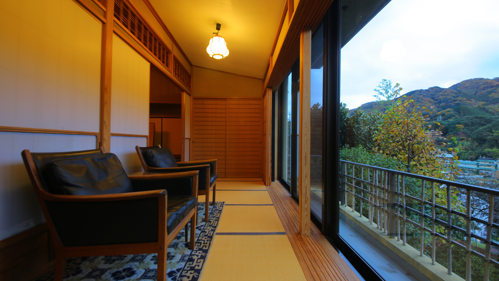 【特別室｜A】広縁には、ラーセン、オーレ・ヴァンシャーなどの作家の名作椅子をご用意