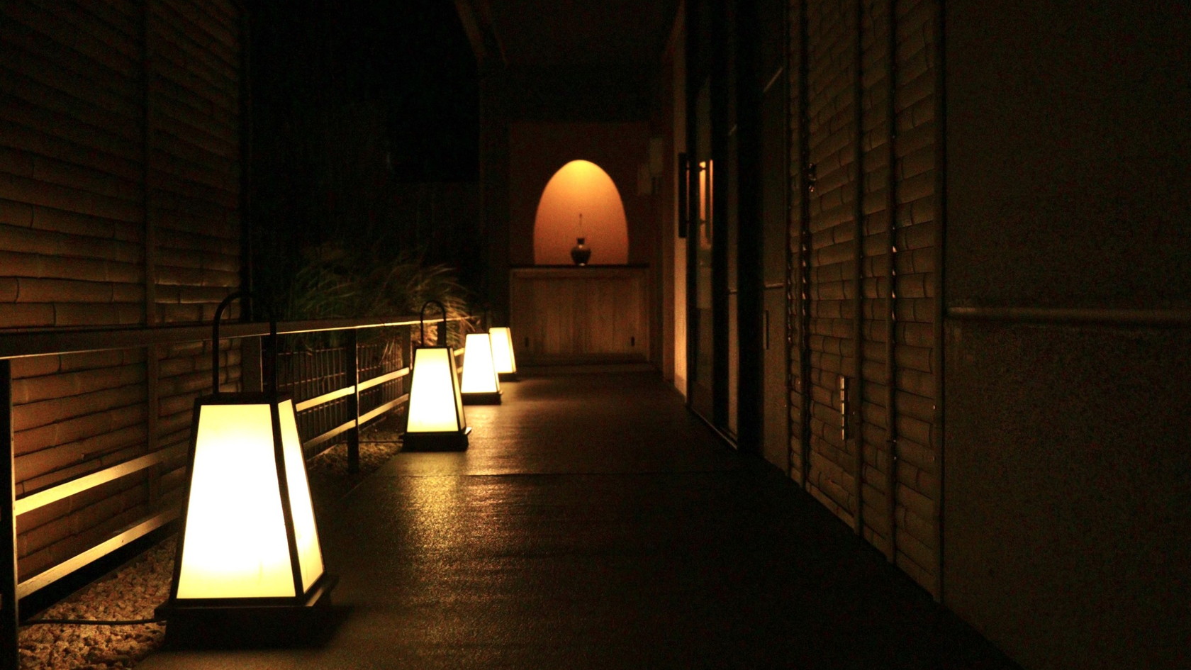 貸切露天風呂へと続く、趣のある廊下