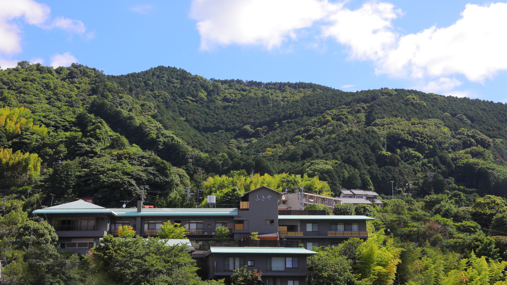 高台にありお部屋から眺望も望めます。