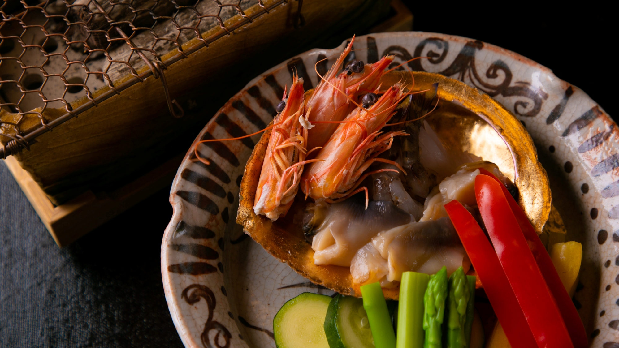 新鮮な海の幸と季節野菜を、香ばしく焼き上げていただくひと皿