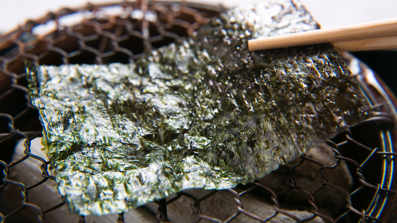 【ご朝食一例】三重県産の「桑名海苔を備長炭の火鉢で炙り、海苔本来の香りもお楽しみいただきます。