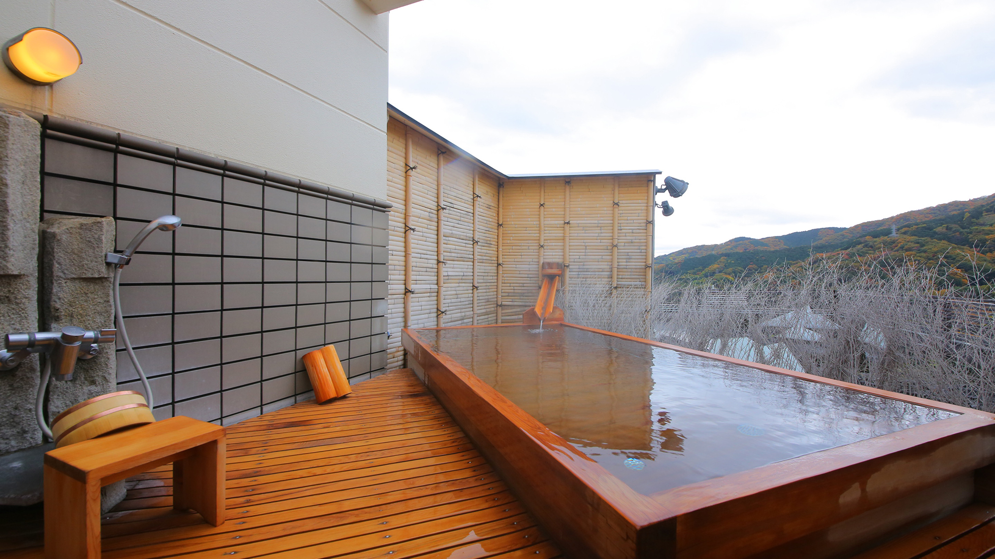 夜は満天の星空の下での湯浴みがお楽しみいただけます