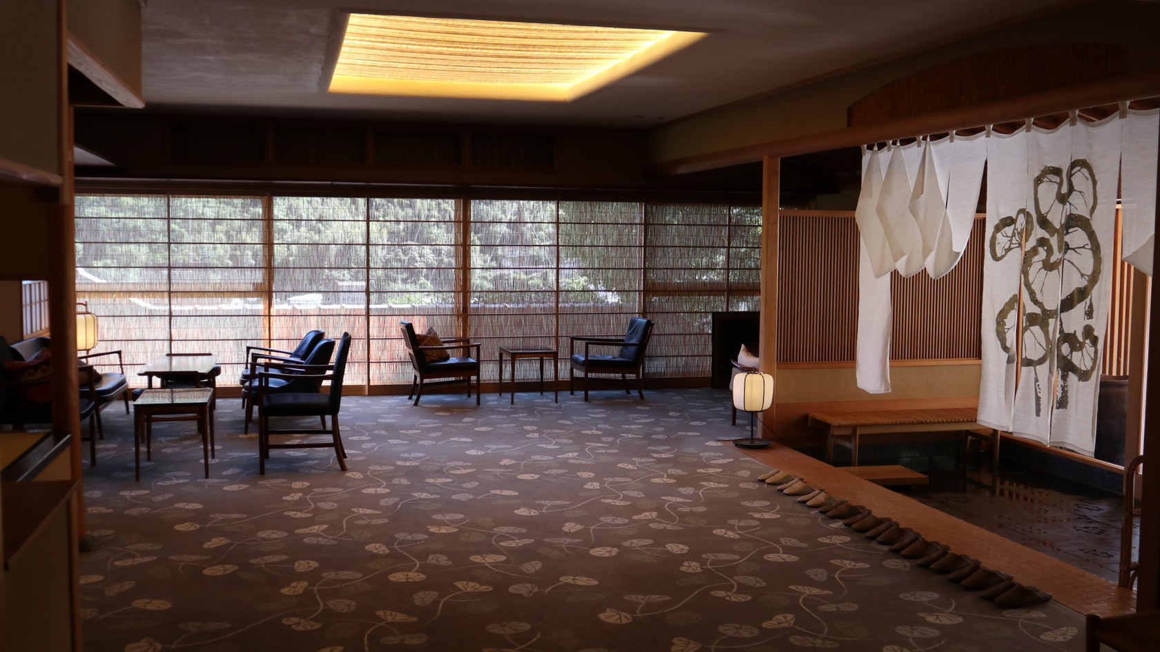 【ロビー】広々としたロビーでご到着後の一息を。