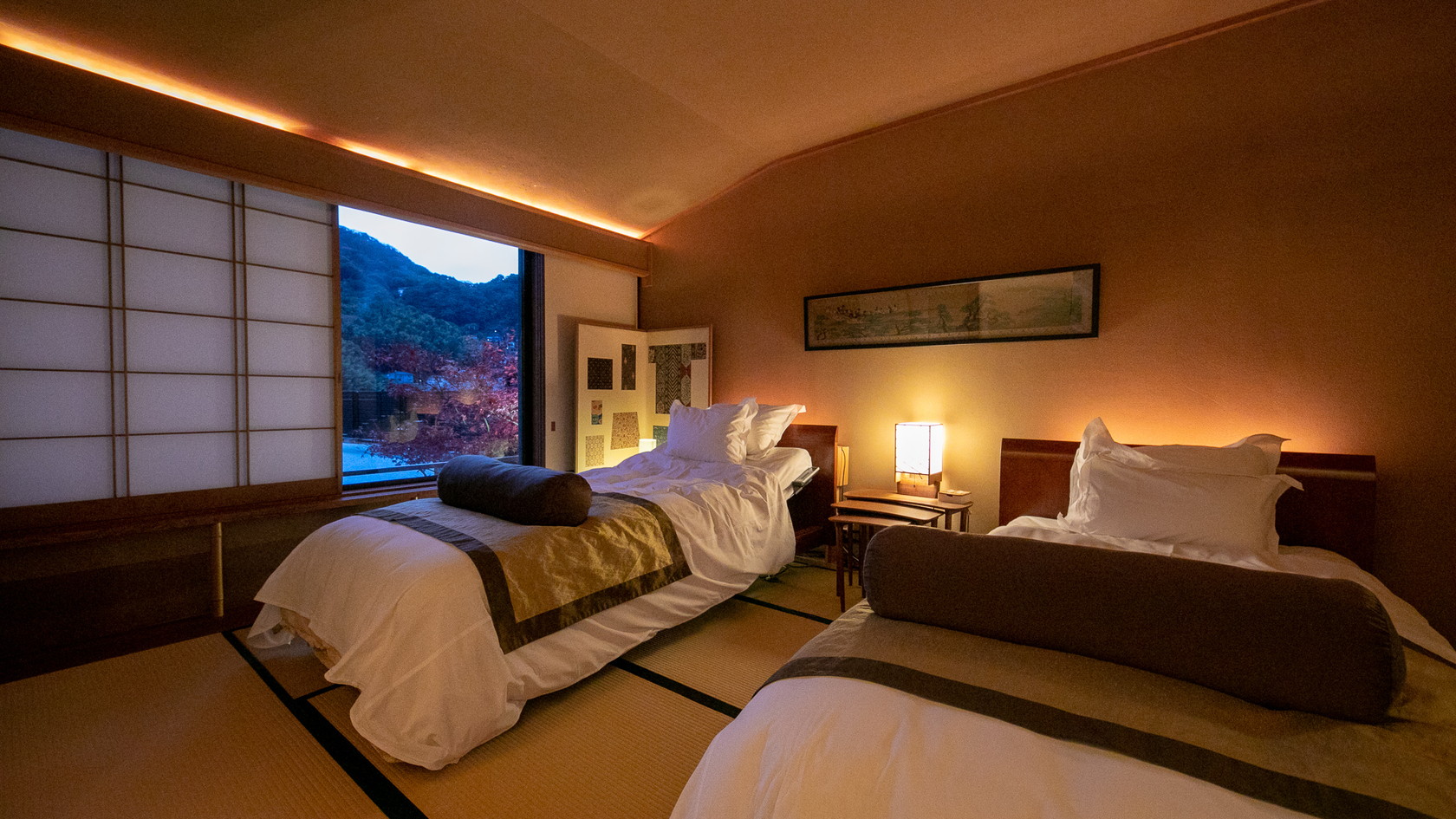 【和洋室｜X】ソファーとしても使える電動式ベッドのある和室