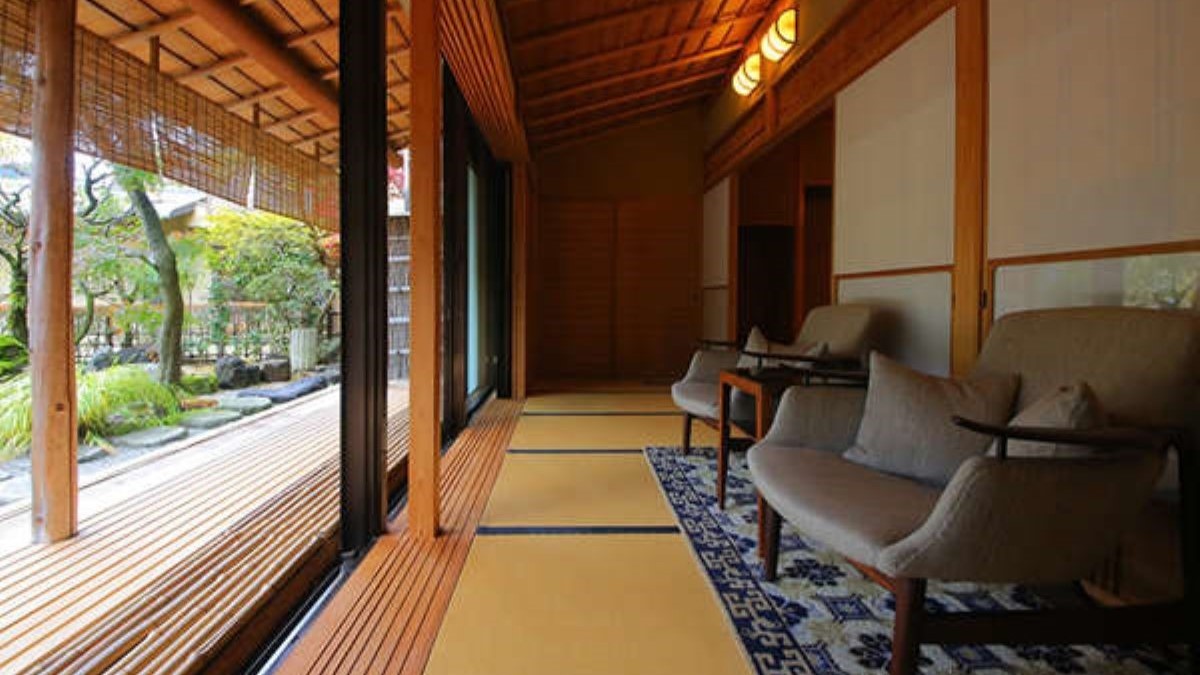 【貴賓室｜S】源泉内湯◆踏込＋庭園付10畳＋8畳＋広縁（74平米）