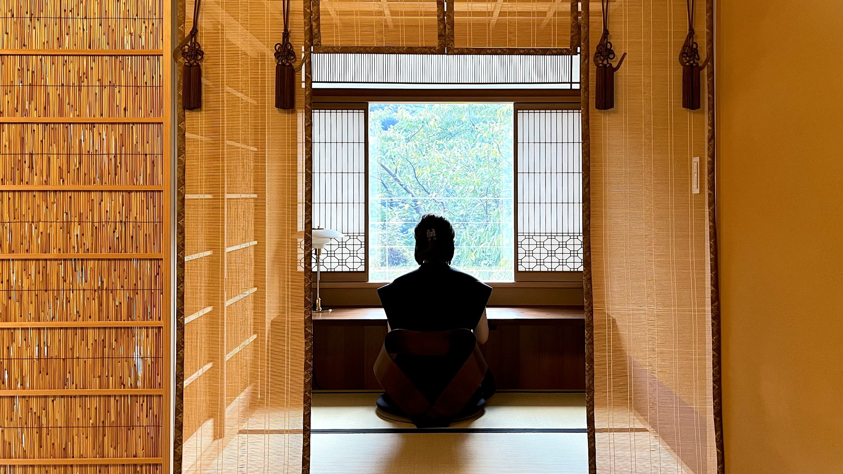 【特別室｜Y】物書きや読書、PC作業など、じっくりと集中できる書院付きのお部屋です。