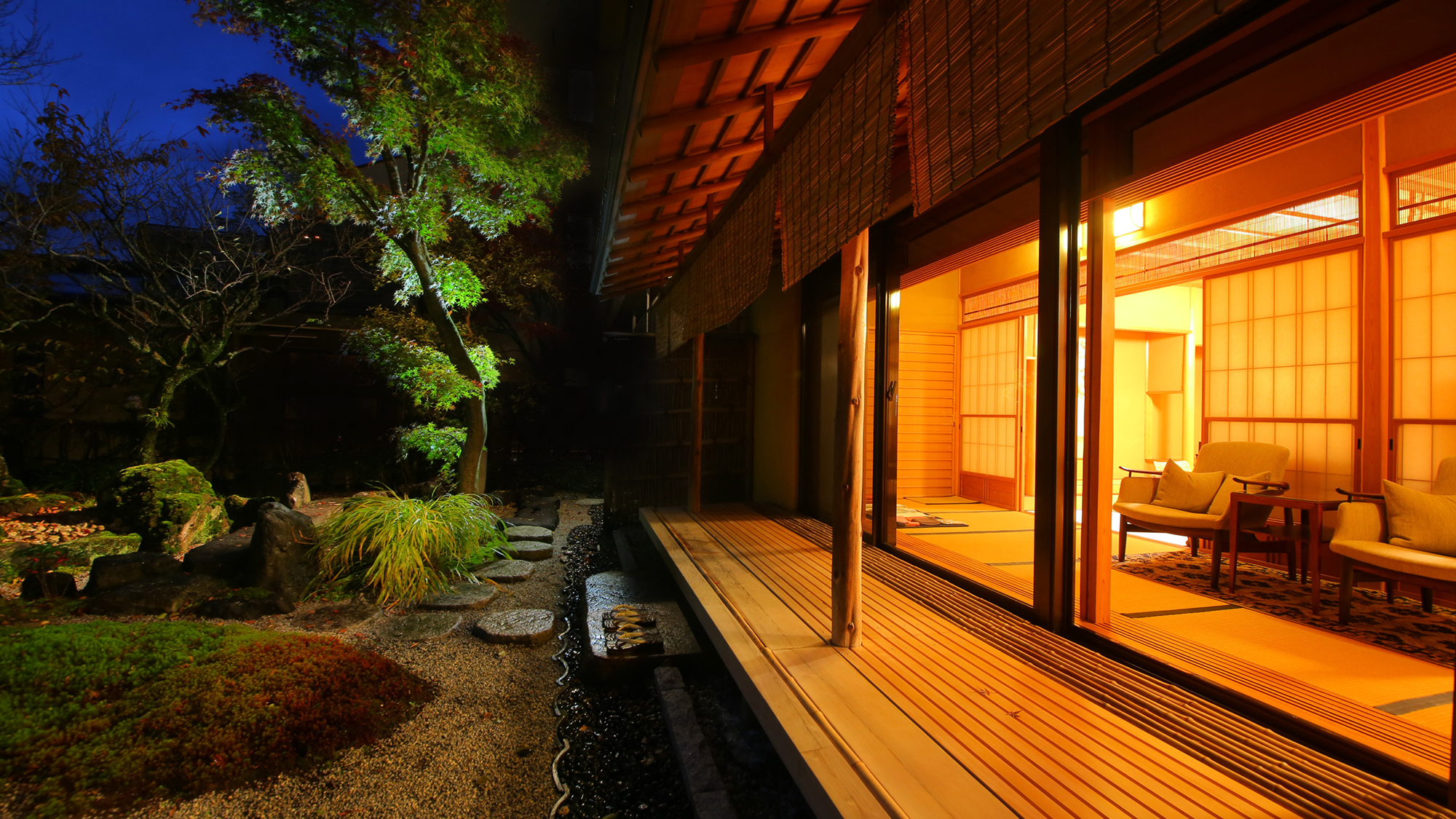 静けさに包まれる、夜の庭とあたたかな灯り