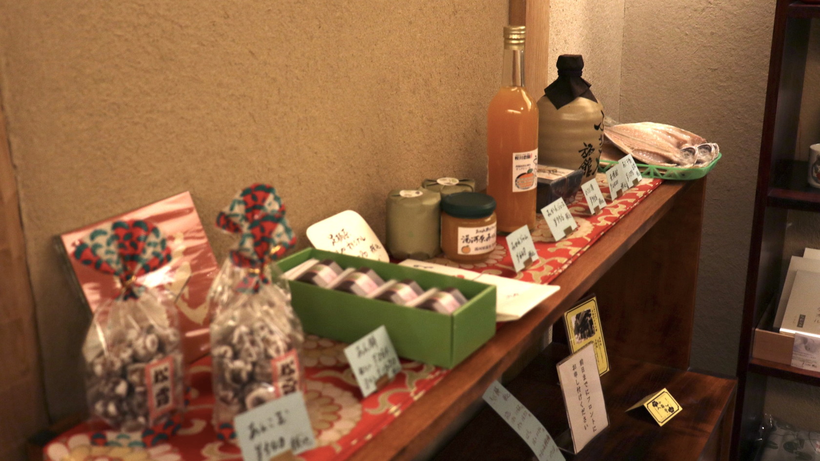 3階の売店コーナーには、お菓子からスキンケアグッズまで各種取り揃えております。