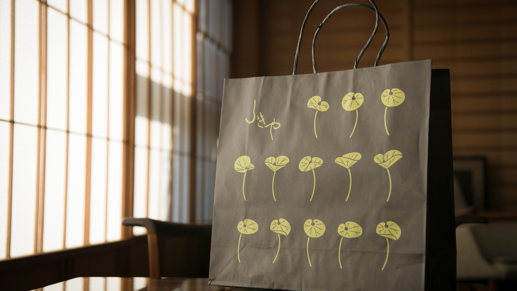 ふきのイラストをあしらった紙袋