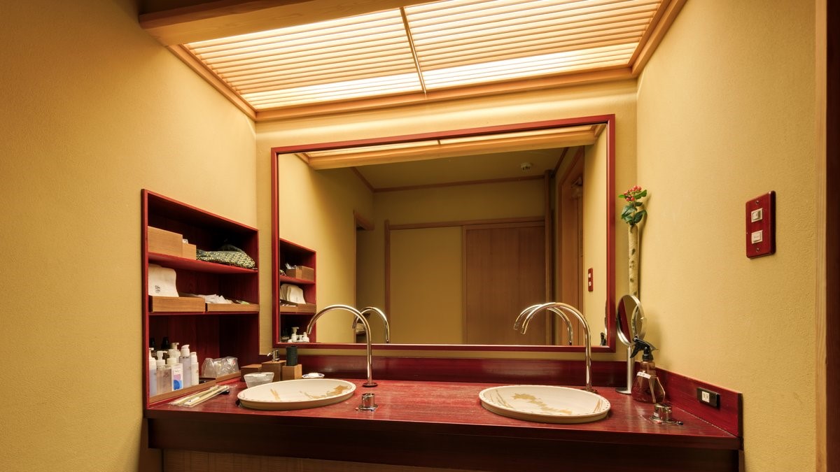 【特別室｜A】広々とした2台の洗面台でゆっくりとお仕度