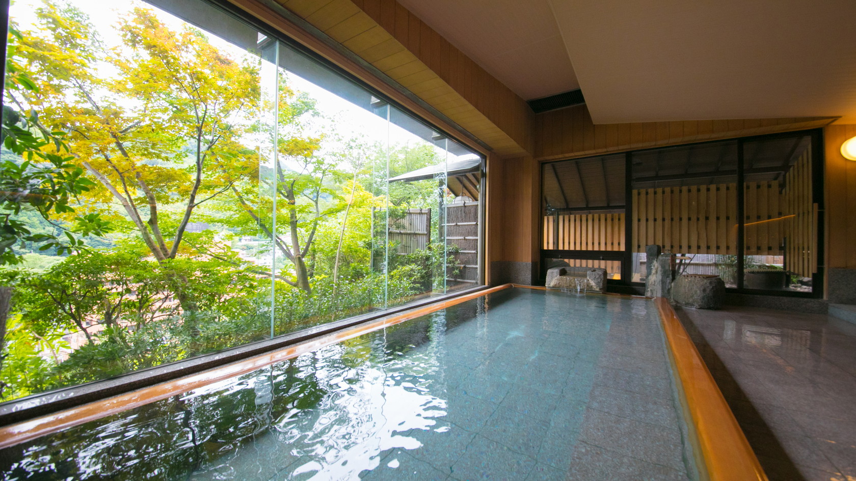 【1階露天風呂】時間で男女切り替えとなりますので、どちらもお愉しみいただけます。