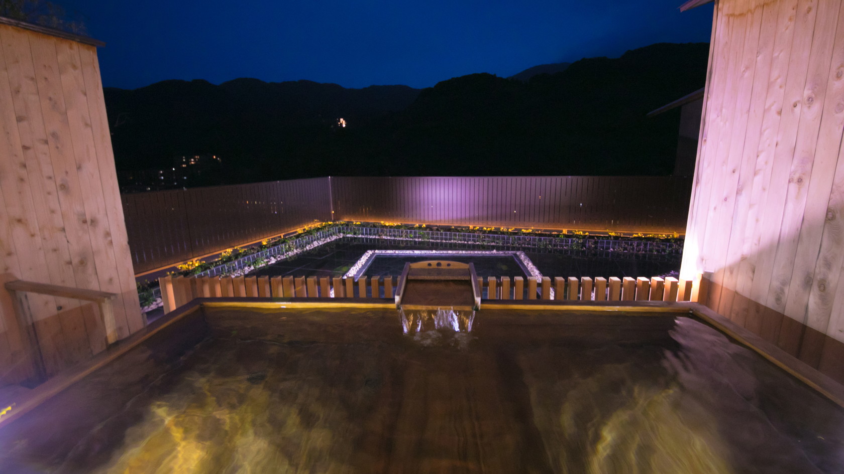 【屋上貸切露天風呂】夜は満天の星空の下での湯浴みがお楽しみいただけます。