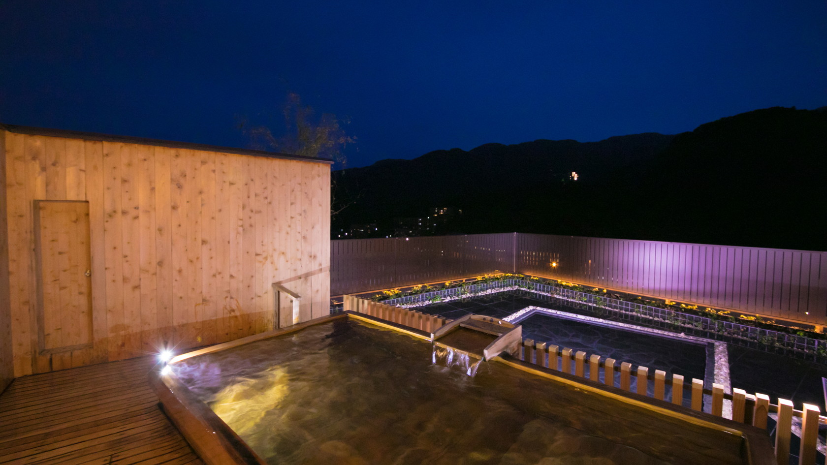 【屋上貸切露天風呂】夜は満天の星空の下での湯浴みがお楽しみいただけます。
