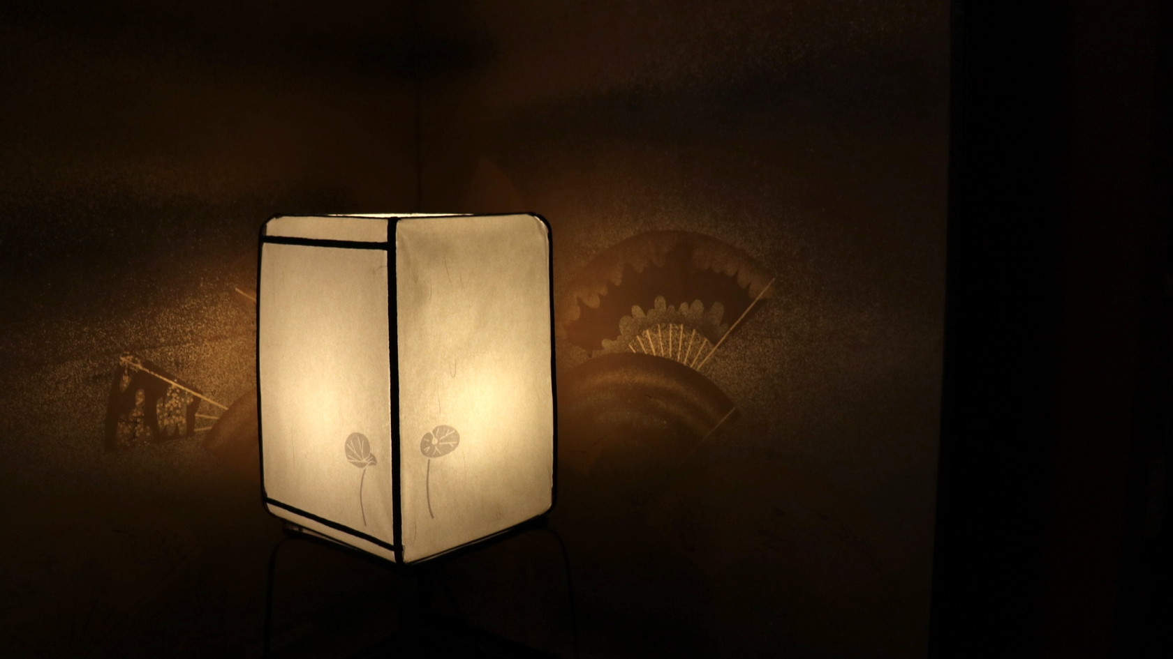 館内には落ちつく灯りがたくさん