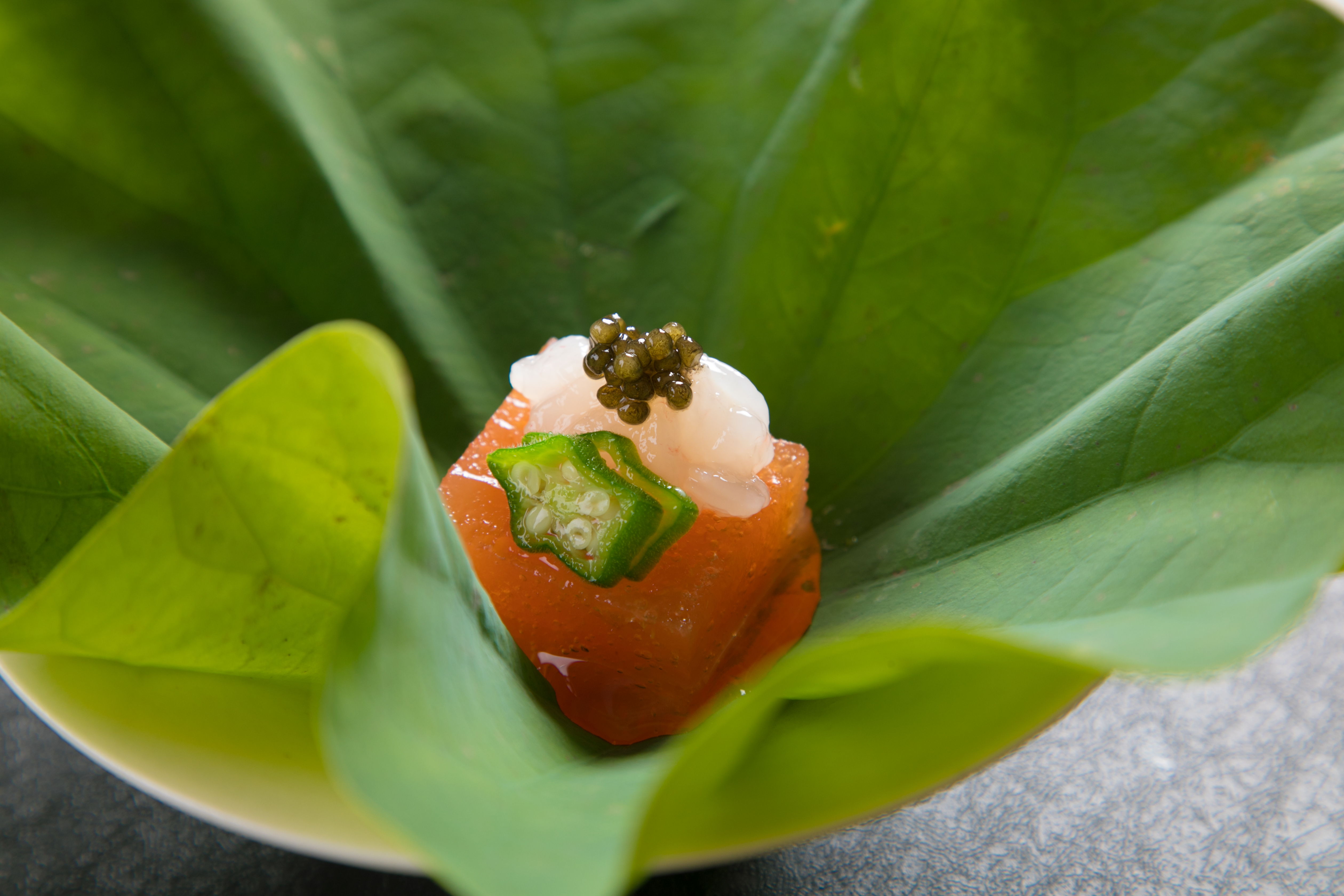 キの葉にそっとのせた、季節を感じるひと口