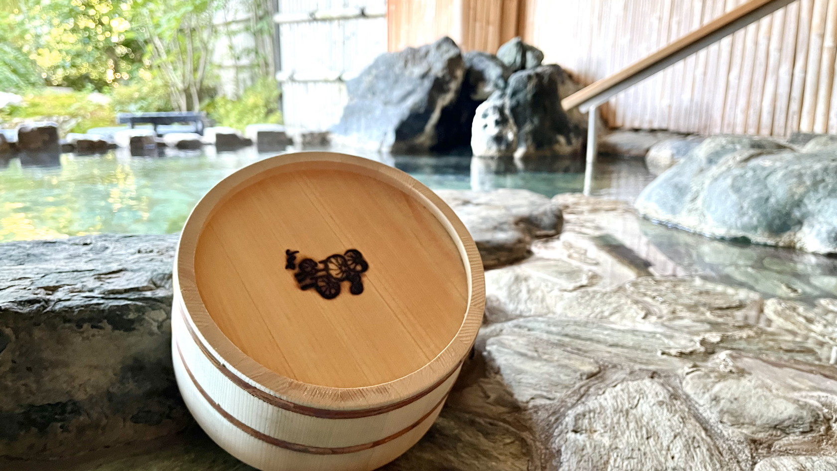 ふきの絵があしらわれた湯桶