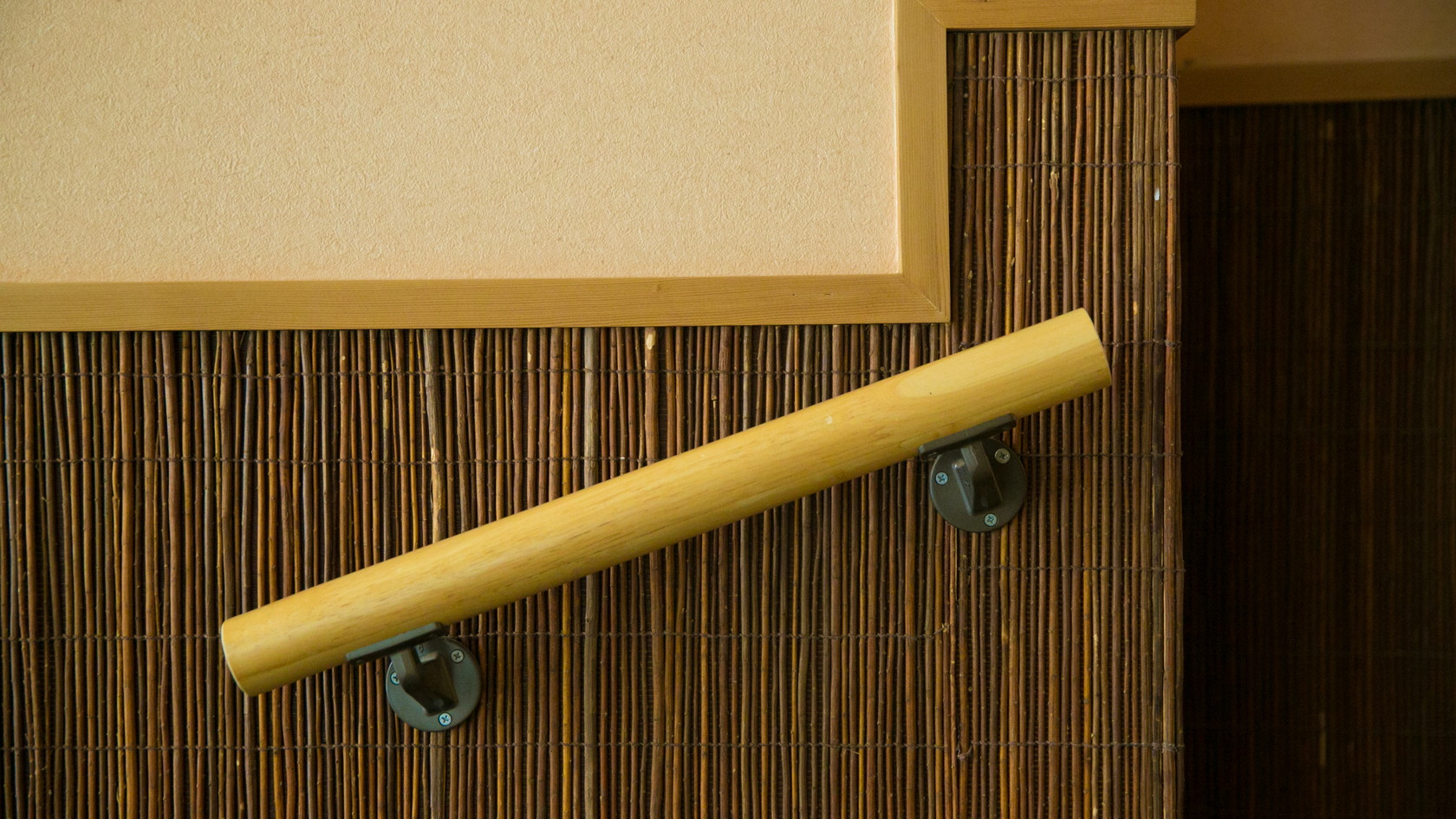 【館内の様子】安心快適にお寛ぎいただくため、館内のあらゆる段差部分に手すりを設置しています。