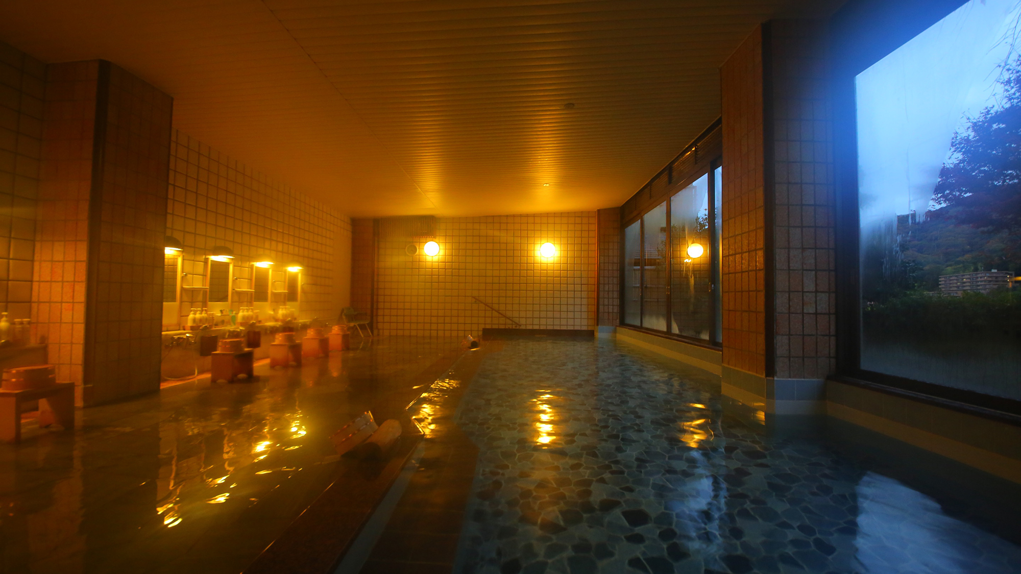 庭の彩りを眺めながら、静かに湯に浸かるひととき