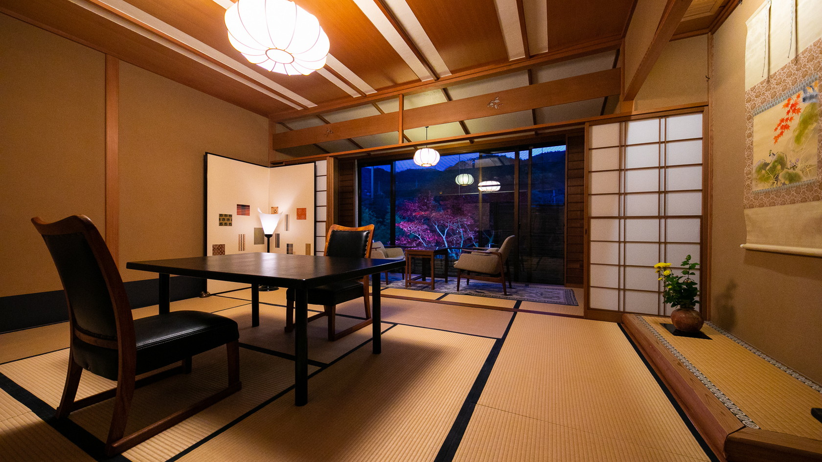 【和洋室｜X】2つある和室のうち１つのお部屋にあるテーブルは、座卓を高くして椅子でお寛ぎいただけます