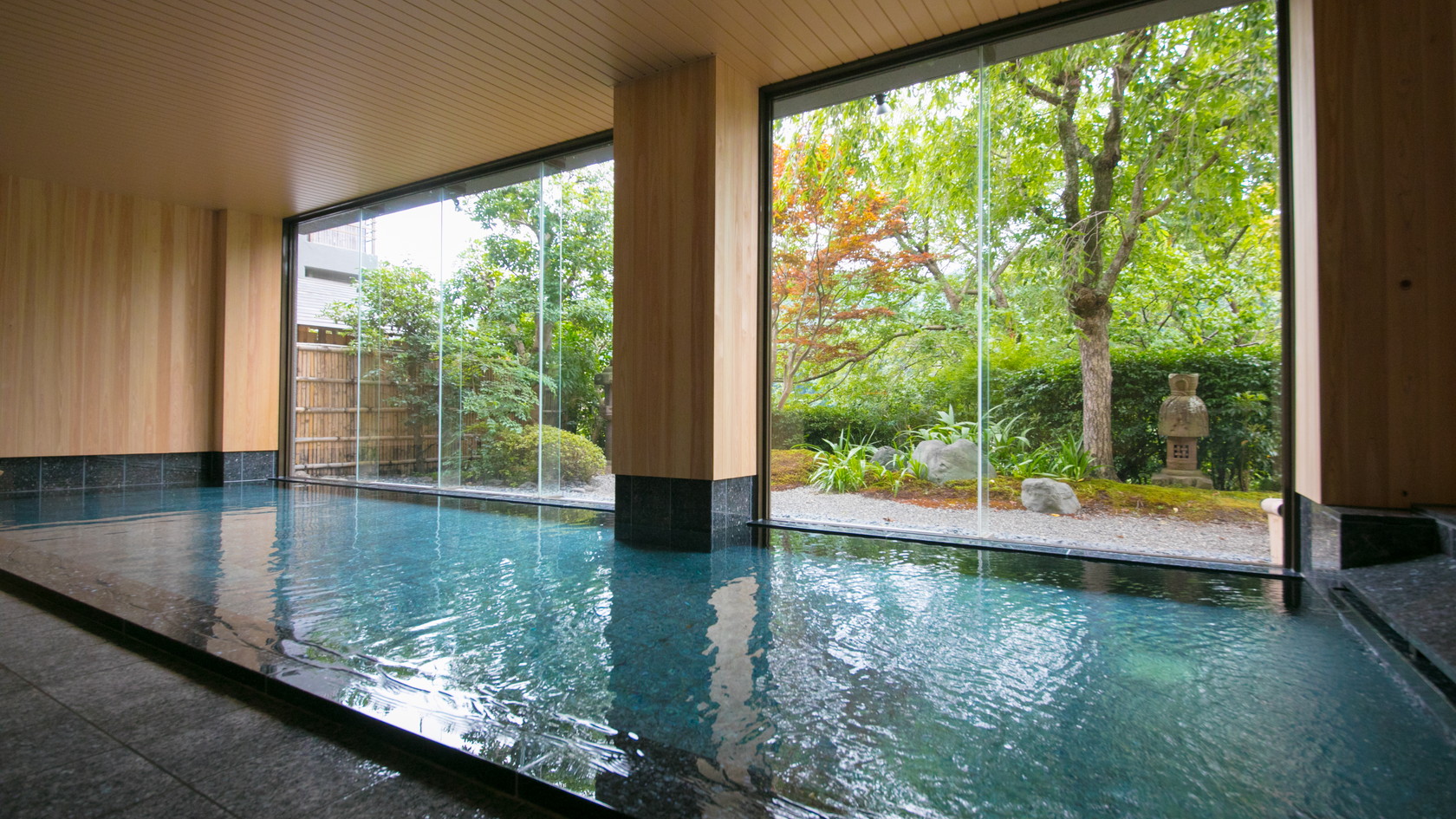 【1階大浴場】南向きの明るい雰囲気の中、湯河原の山々の四季がお楽しみいただけます