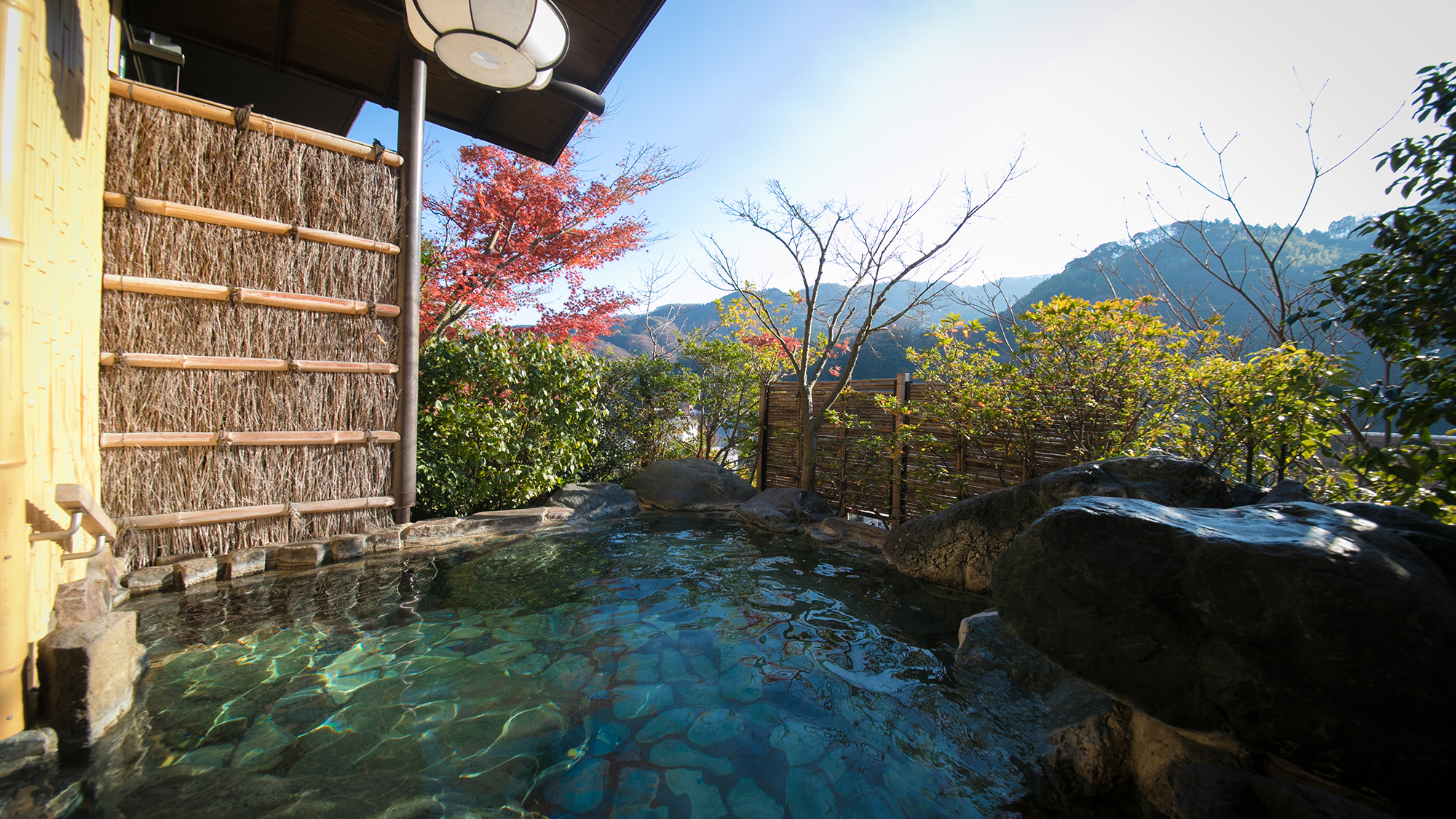 季節の移ろいを眺めながらの湯あみ